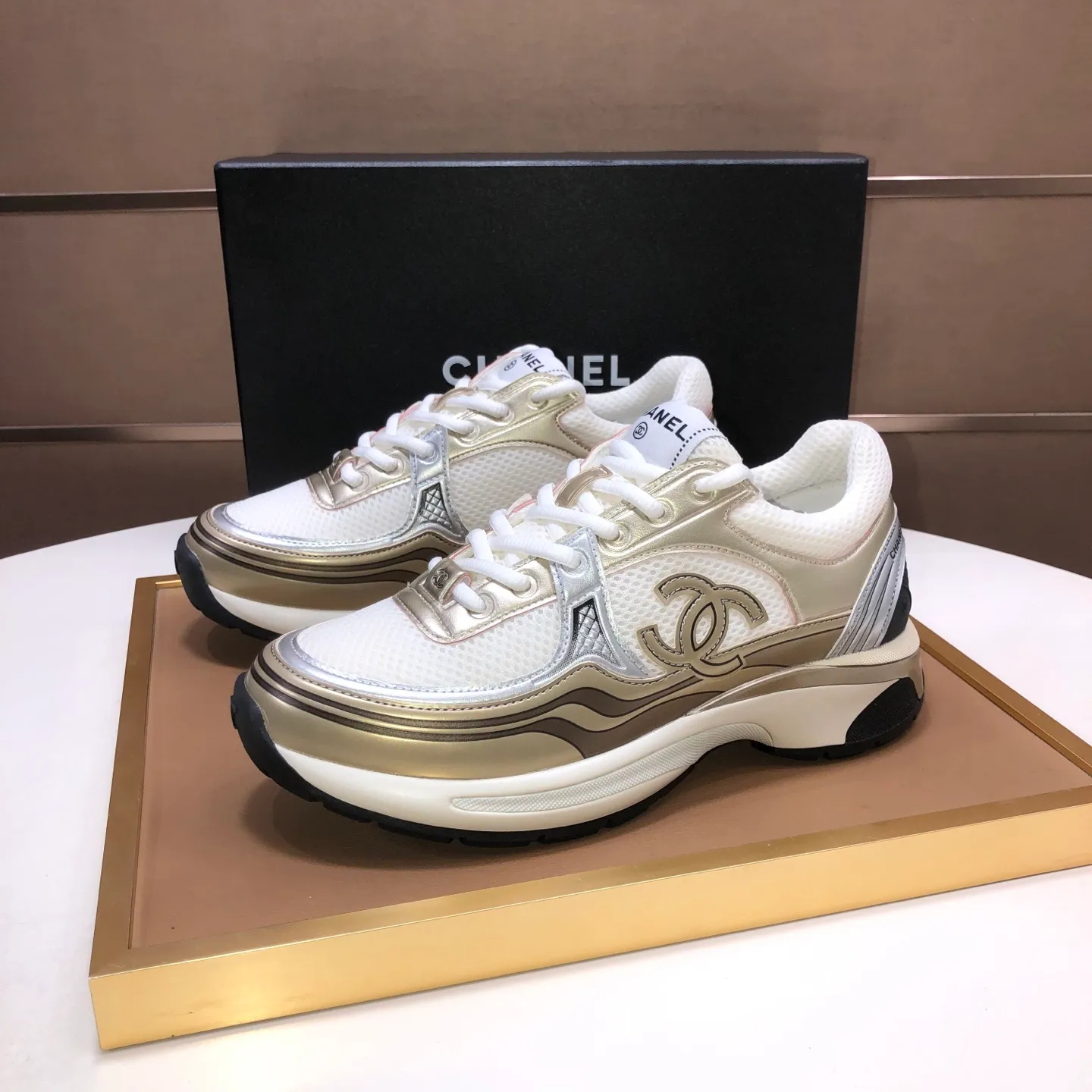 Men's shoes💰600💰【CHANEL】(Chanel couple's model)👩‍❤️‍💋‍👨The latest all-season shoes🔥🔥The ultimate derivative model. Not only are you more fashionable on your feet, but wearing flat shoes can also lengthen your overall body shape ~ "Features" The simple upper is paired with conspicuous small fragrant cloth strips, which is fashionable and high-end. 💕💕Selected Chanel fabric for the upper, comfortable and soft fabric lining available in 5 colors 🐎Size: (women's 35-39, customized 40. Men's 38-44, customized 45)